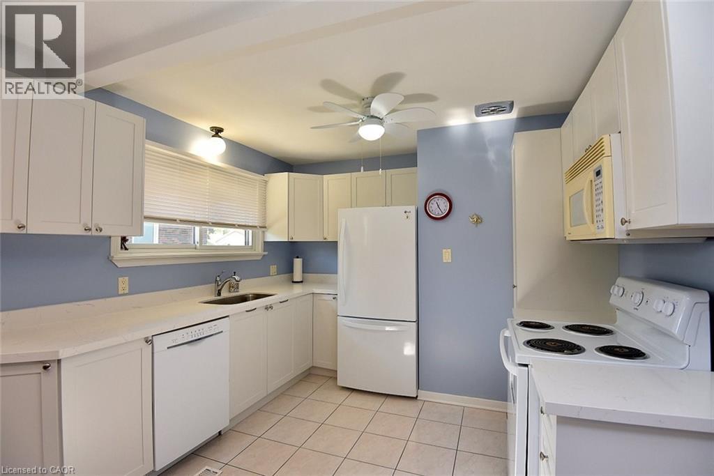 10 Alderney Avenue, Hamilton, ON - Indoor Photo Showing Kitchen