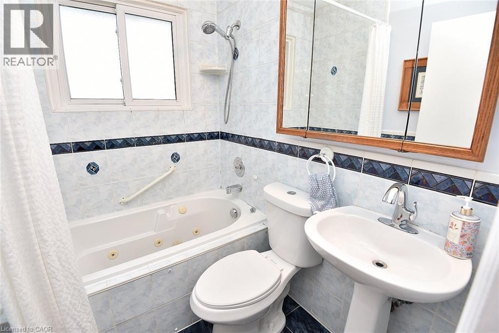 10 Alderney Avenue, Hamilton, ON - Indoor Photo Showing Bathroom