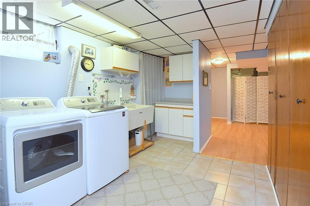 10 Alderney Avenue, Hamilton, ON - Indoor Photo Showing Laundry Room
