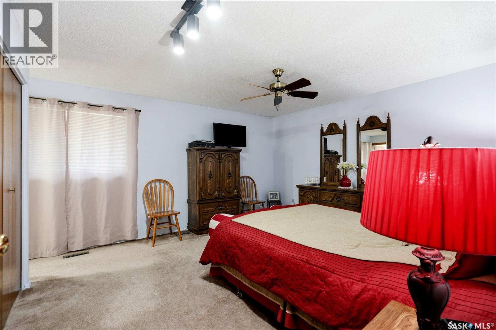 719 Wakaw Terrace, Saskatoon, SK - Indoor Photo Showing Bedroom
