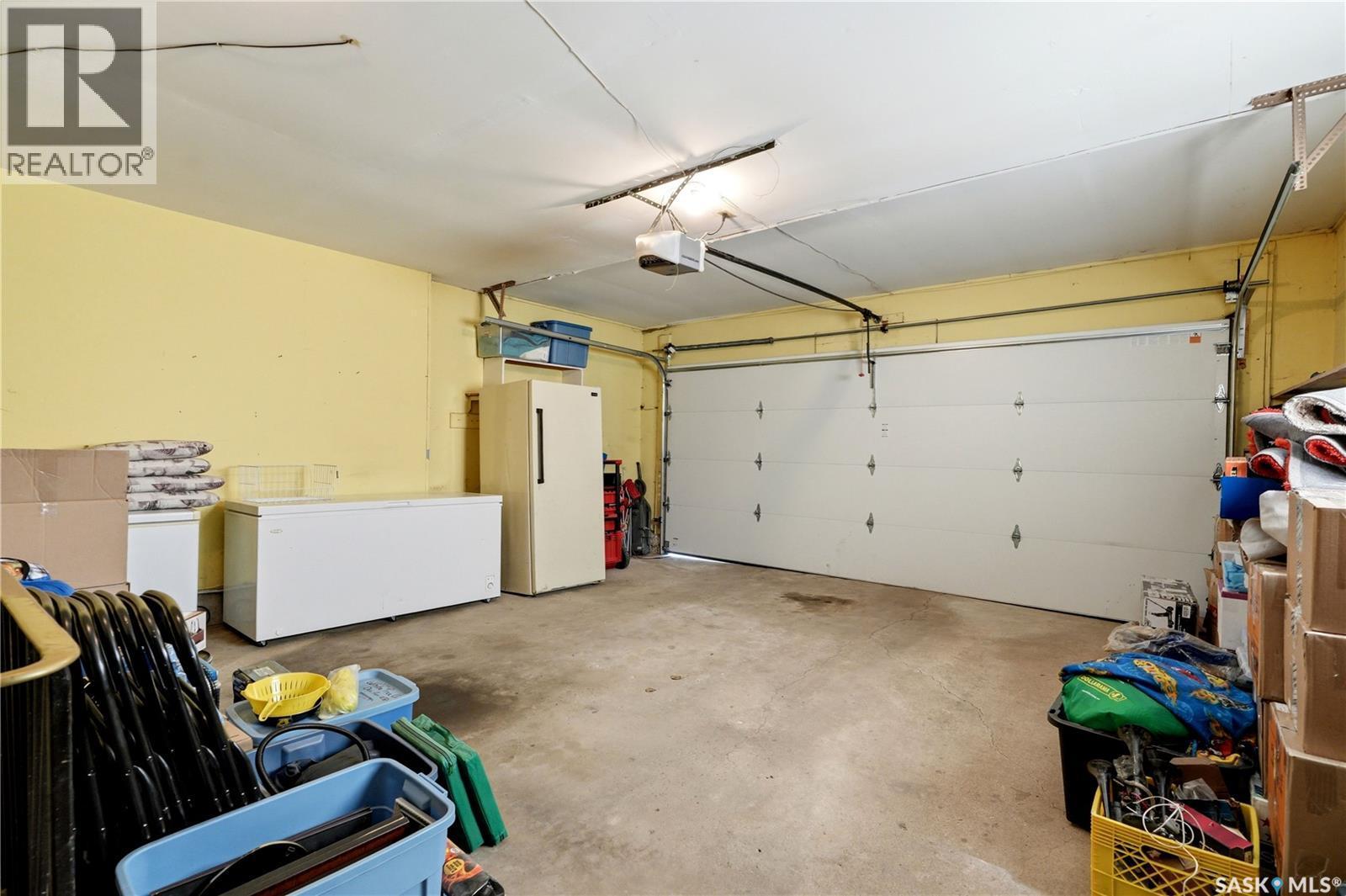 719 Wakaw Terrace, Saskatoon, SK - Indoor Photo Showing Garage