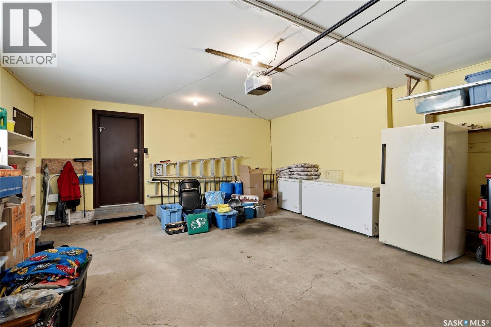 719 Wakaw Terrace, Saskatoon, SK - Indoor Photo Showing Garage