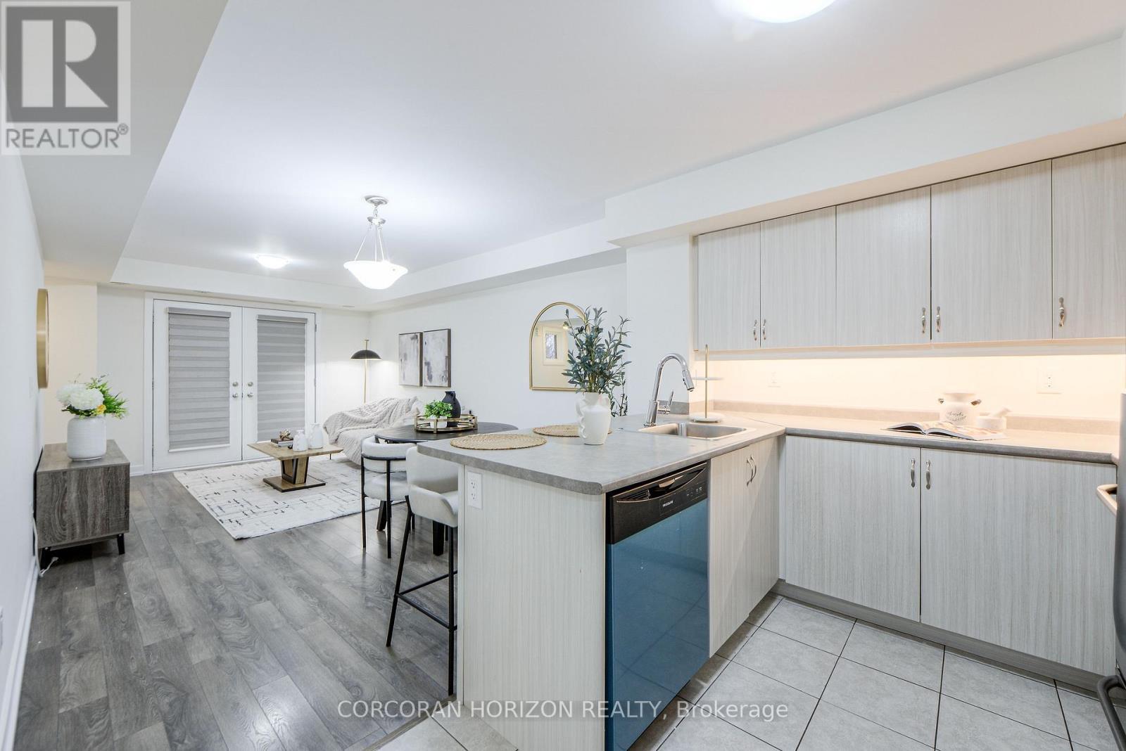 70 - 2315 Sheppard Avenue W, Toronto, ON - Indoor Photo Showing Kitchen