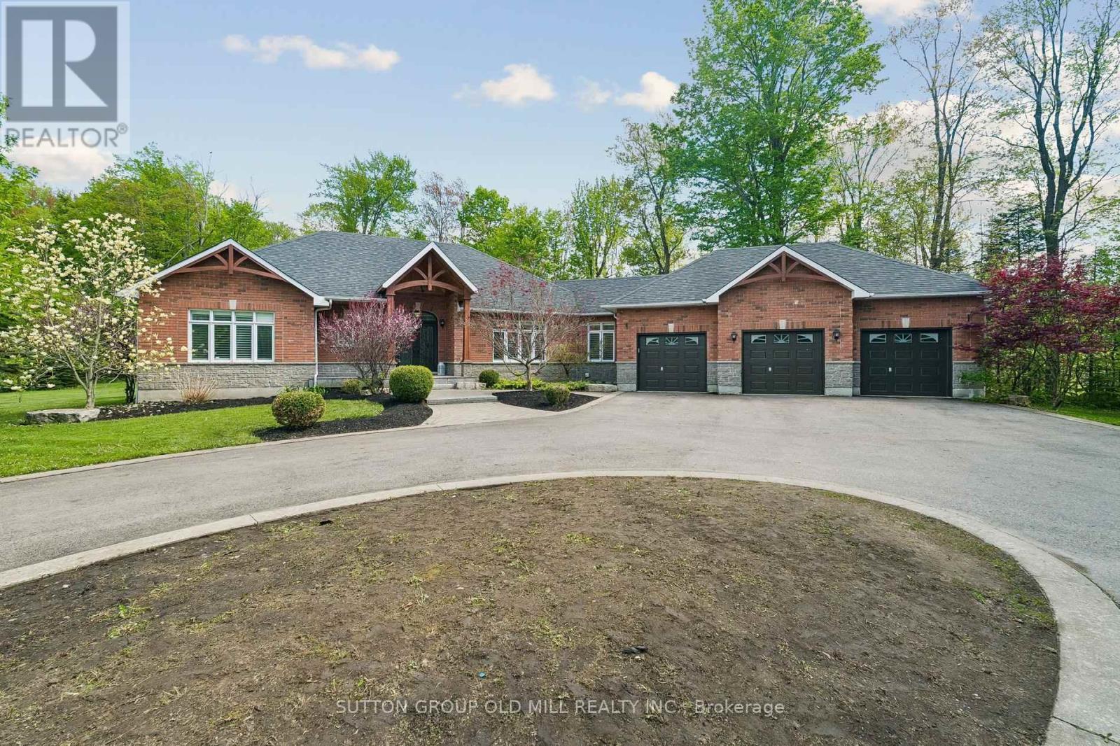7 Rolling Meadow Drive, Caledon, ON - Outdoor With Facade