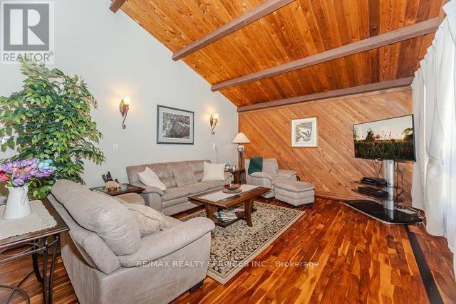 24 Cedar Drive, Caledon, ON - Indoor Photo Showing Living Room