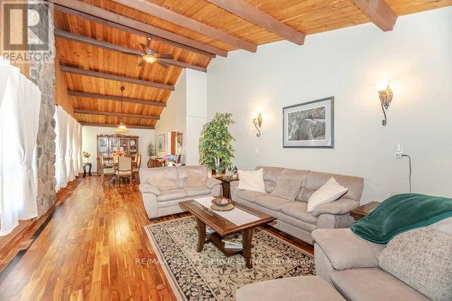 24 Cedar Drive, Caledon, ON - Indoor Photo Showing Living Room