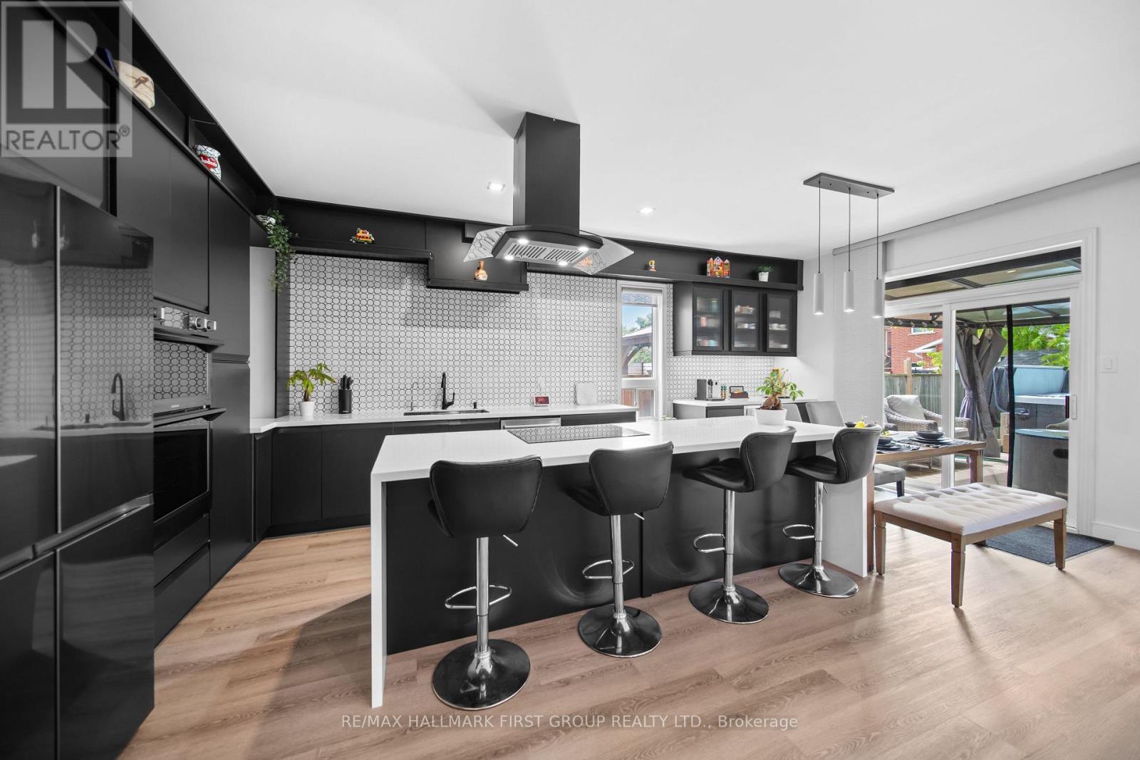 62 Cachet Boulevard, Whitby, ON - Indoor Photo Showing Kitchen With Upgraded Kitchen