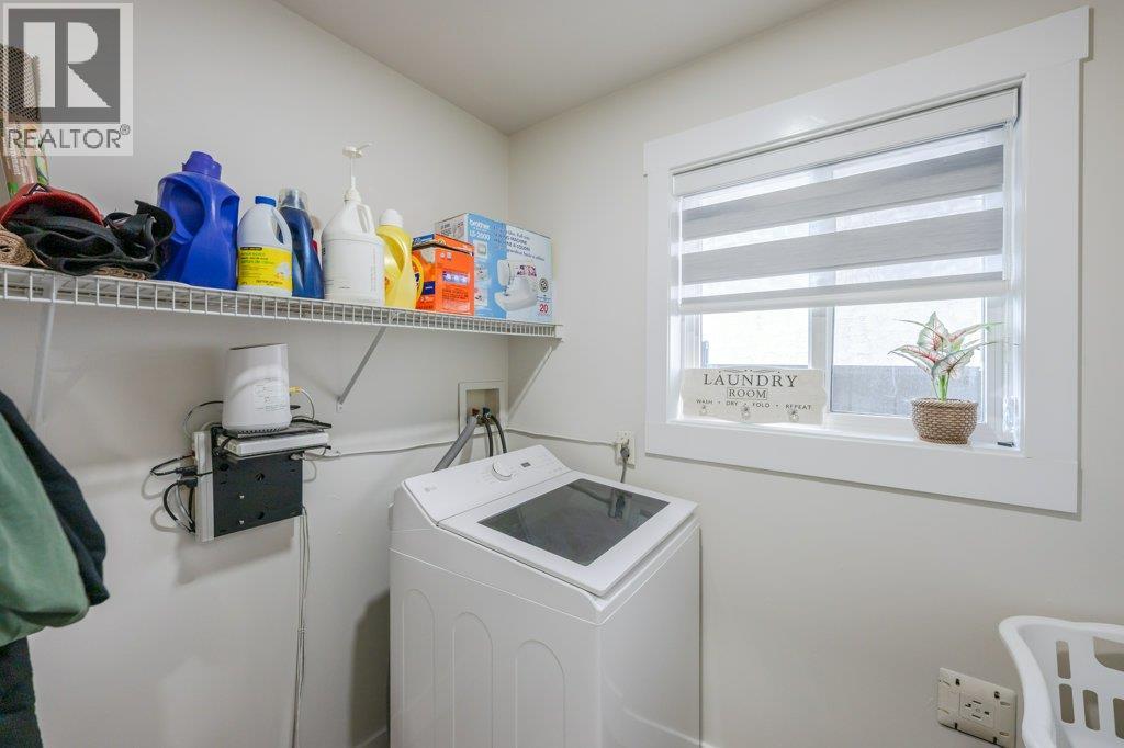 260 Willows Place, Oliver, BC - Indoor Photo Showing Laundry Room