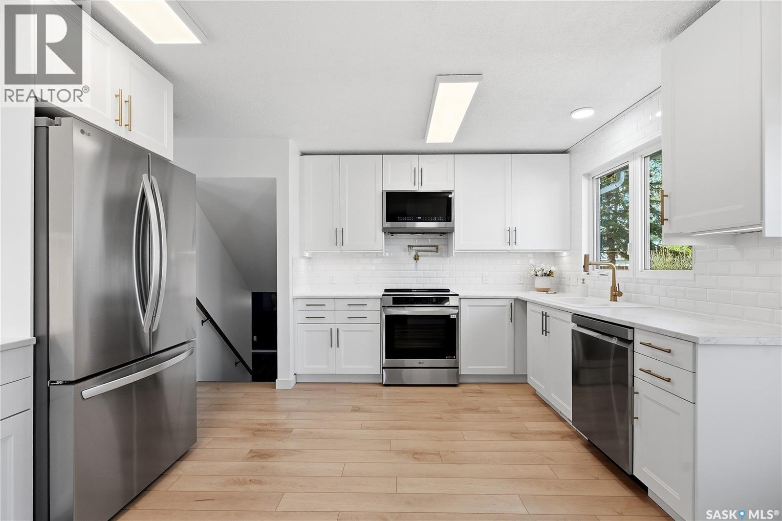 28 Malta Crescent, Saskatoon, SK - Indoor Photo Showing Kitchen With Stainless Steel Kitchen With Upgraded Kitchen