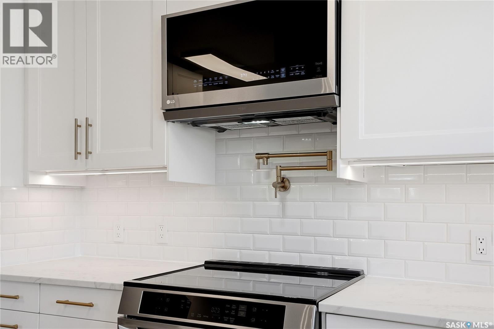 28 Malta Crescent, Saskatoon, SK - Indoor Photo Showing Kitchen With Upgraded Kitchen