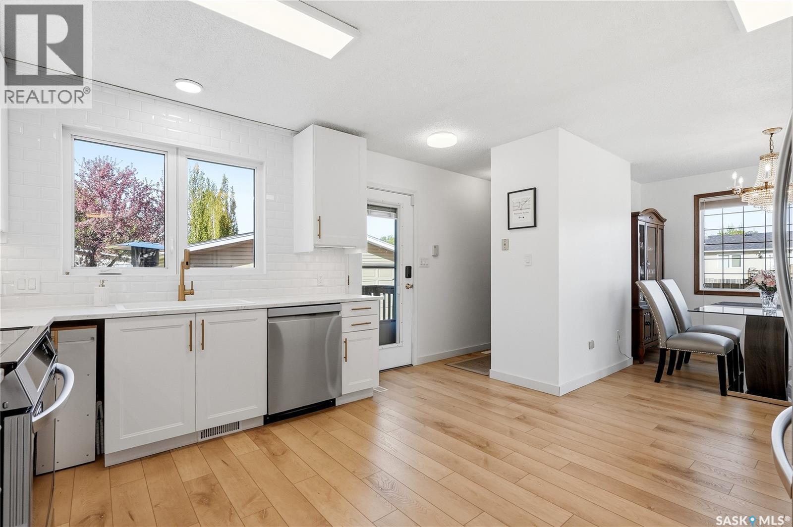 28 Malta Crescent, Saskatoon, SK - Indoor Photo Showing Kitchen