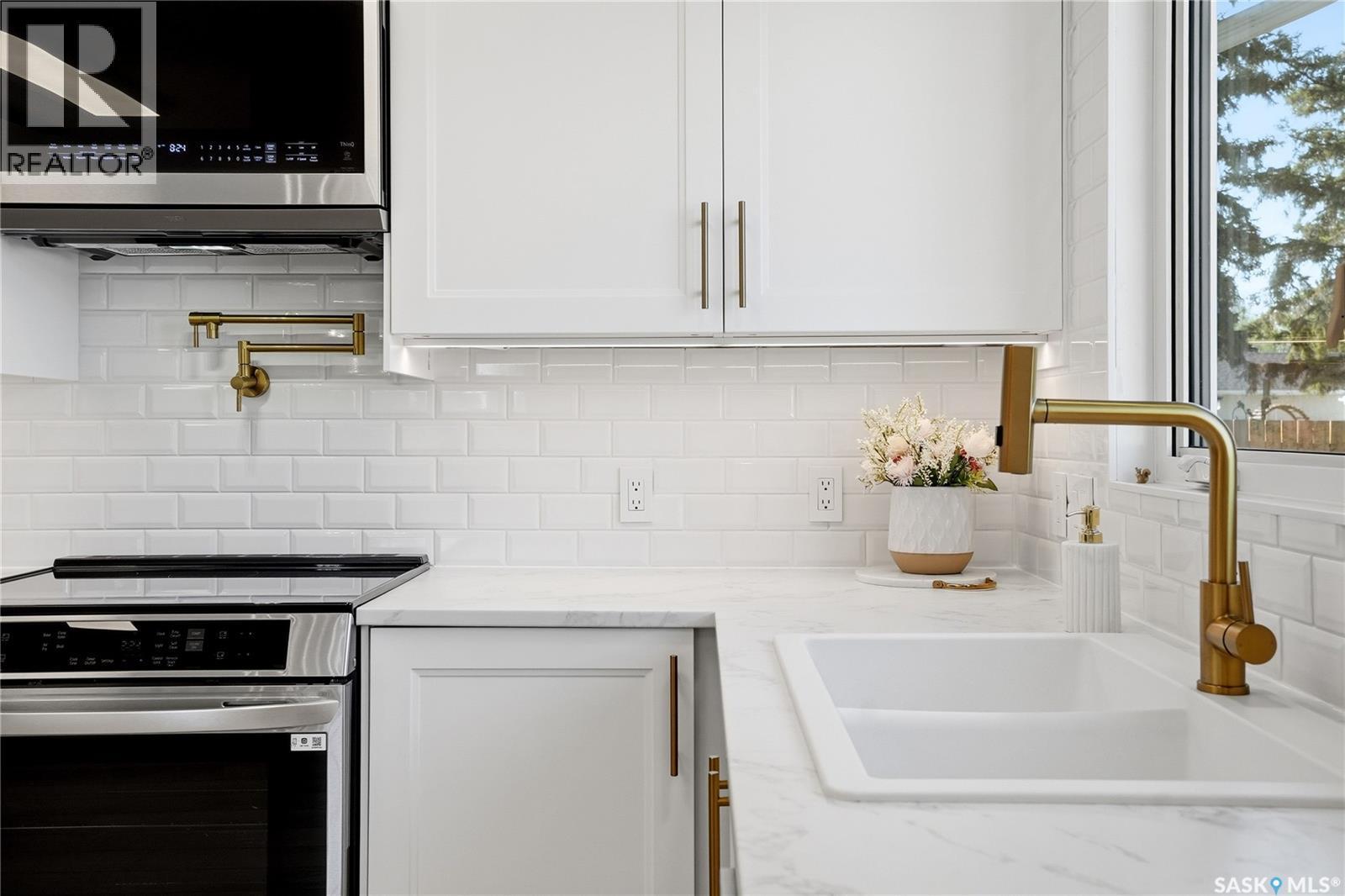 28 Malta Crescent, Saskatoon, SK - Indoor Photo Showing Kitchen With Double Sink With Upgraded Kitchen