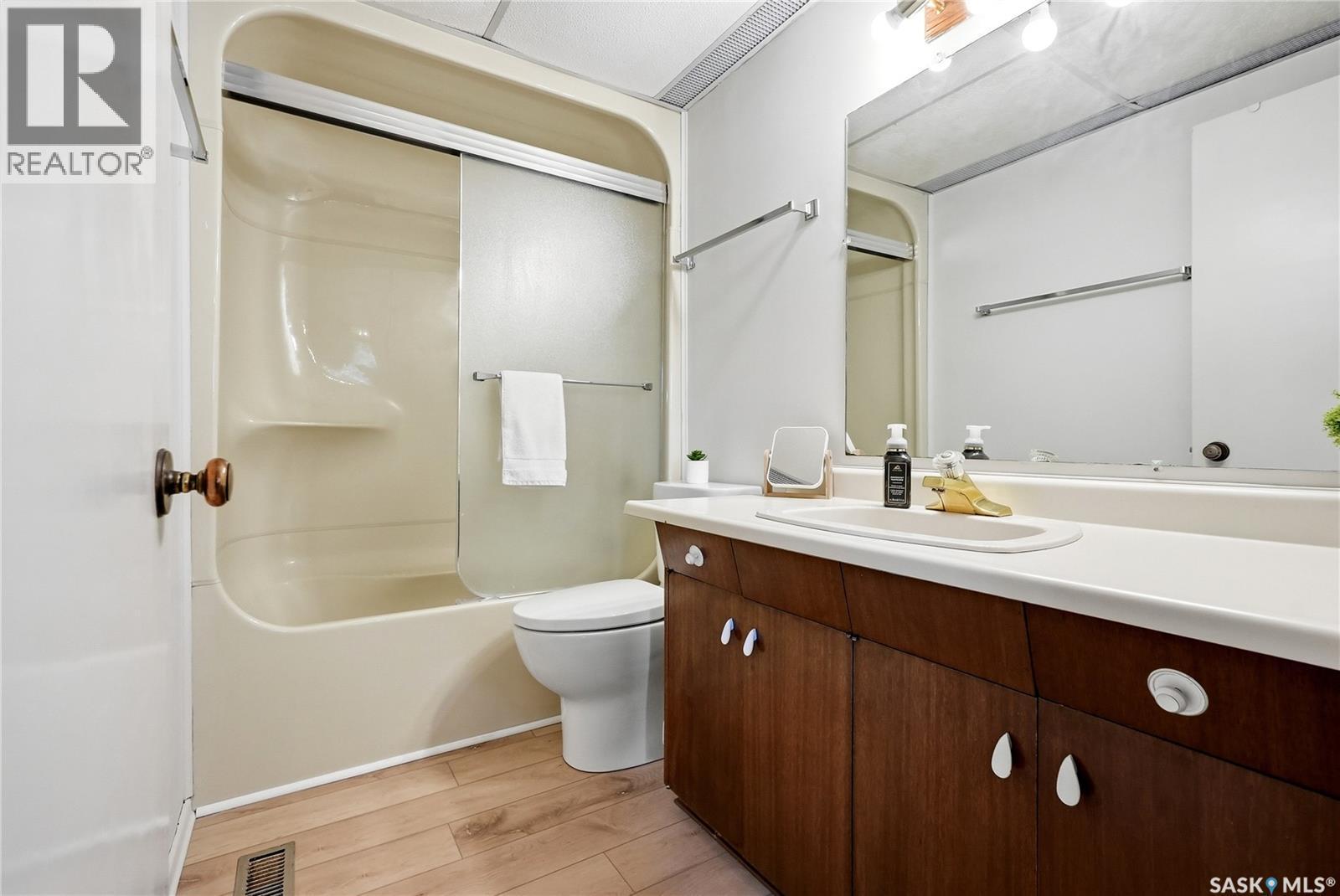28 Malta Crescent, Saskatoon, SK - Indoor Photo Showing Bathroom