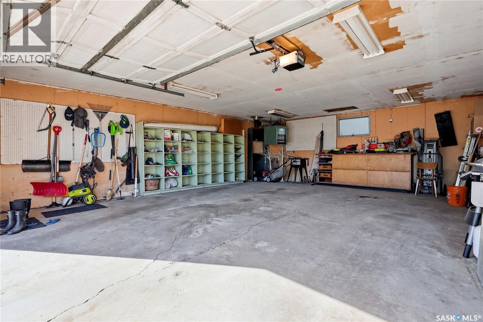 28 Malta Crescent, Saskatoon, SK - Indoor Photo Showing Garage
