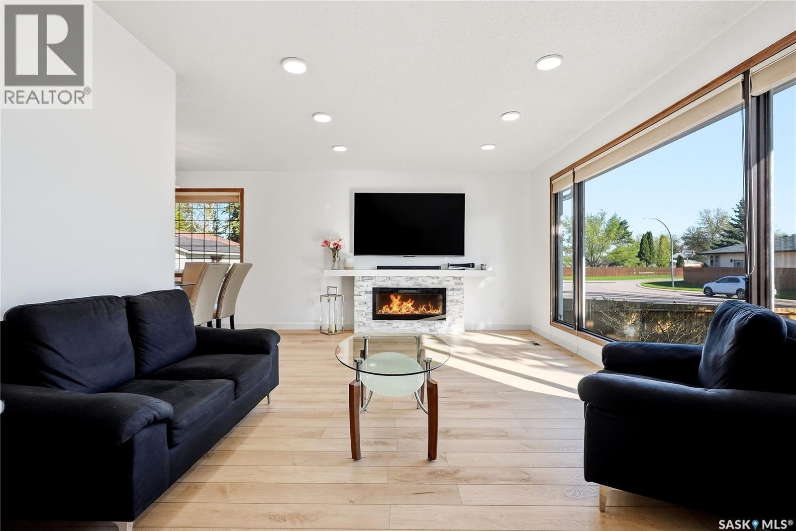 28 Malta Crescent, Saskatoon, SK - Indoor Photo Showing Living Room With Fireplace