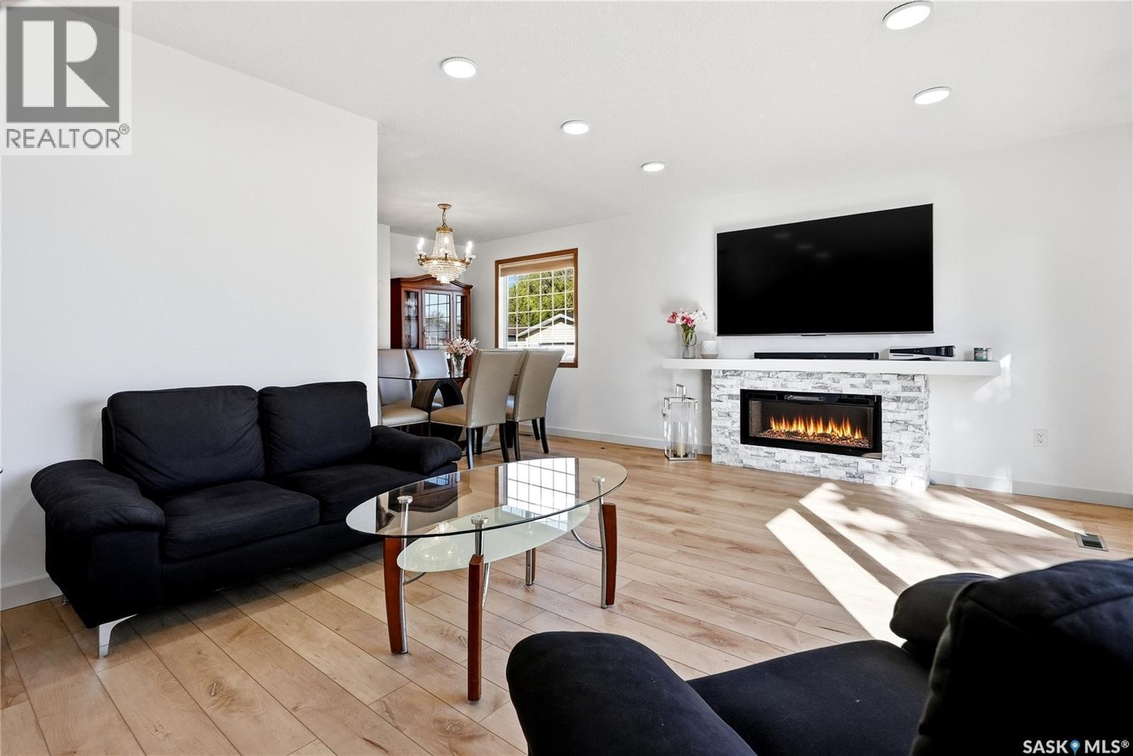 28 Malta Crescent, Saskatoon, SK - Indoor Photo Showing Living Room With Fireplace