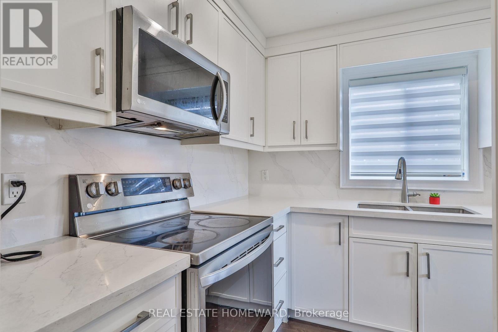 20 Masters Drive, Barrie, ON - Indoor Photo Showing Kitchen With Double Sink
