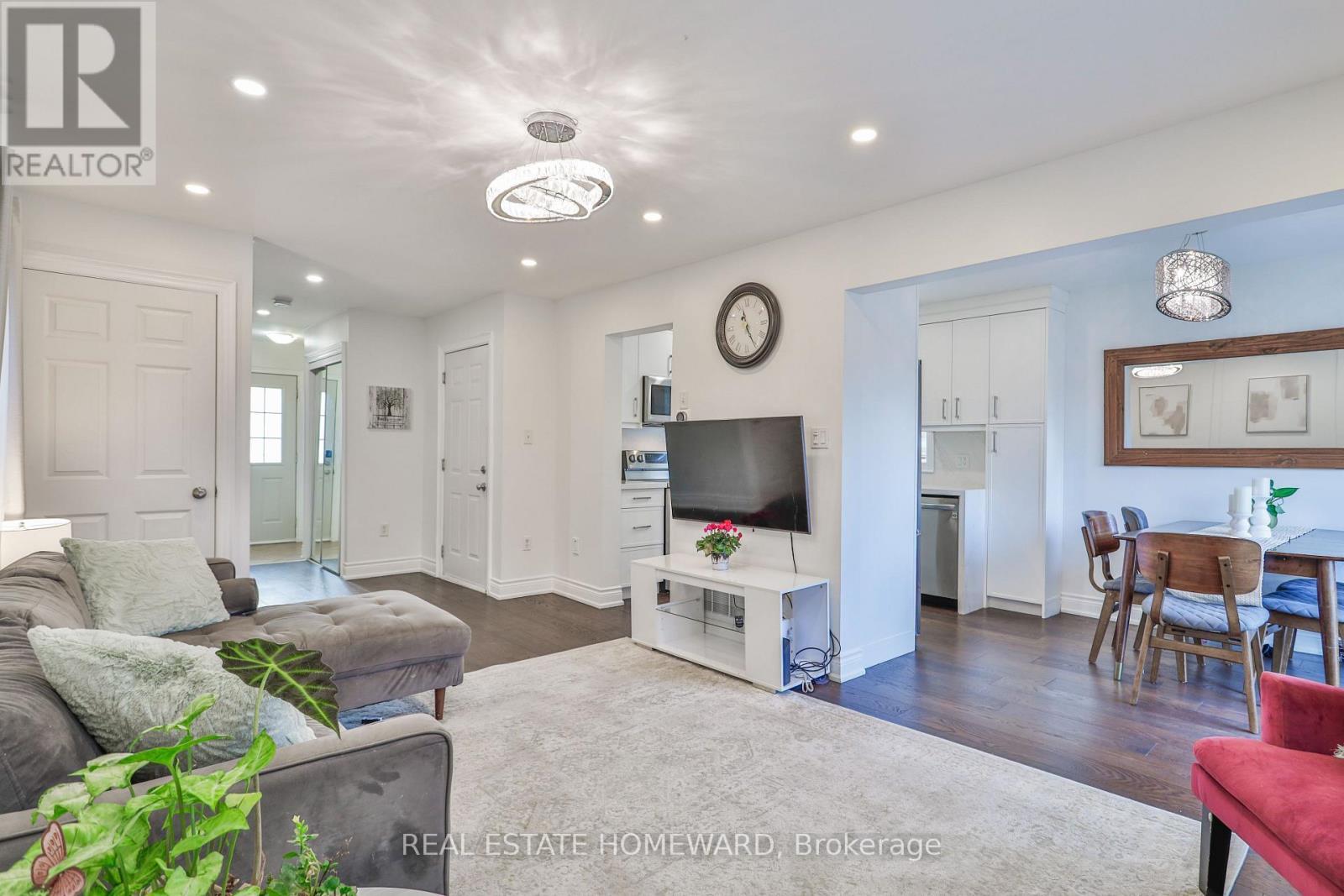 20 Masters Drive, Barrie, ON - Indoor Photo Showing Living Room