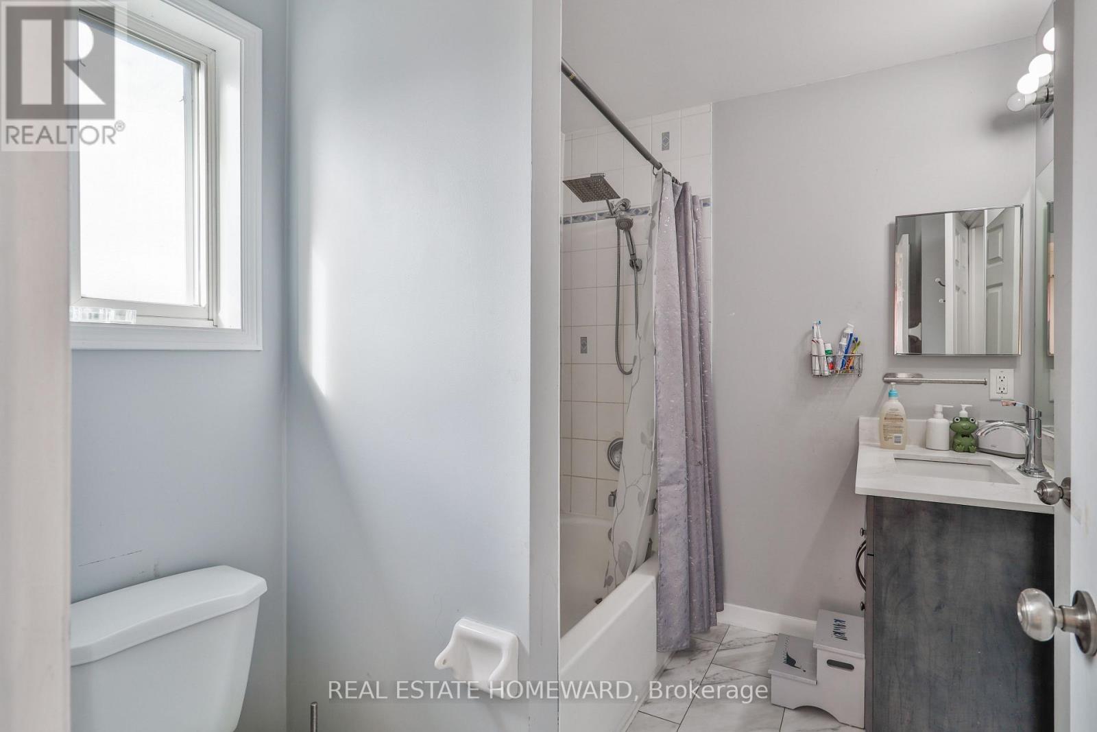 20 Masters Drive, Barrie, ON - Indoor Photo Showing Bathroom