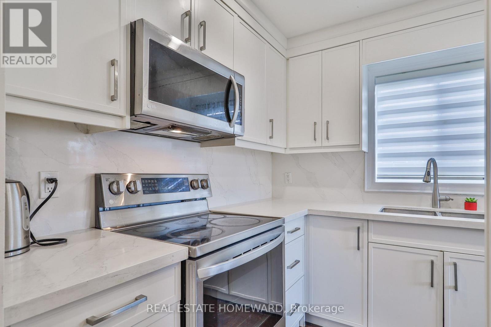 20 Masters Drive, Barrie, ON - Indoor Photo Showing Kitchen