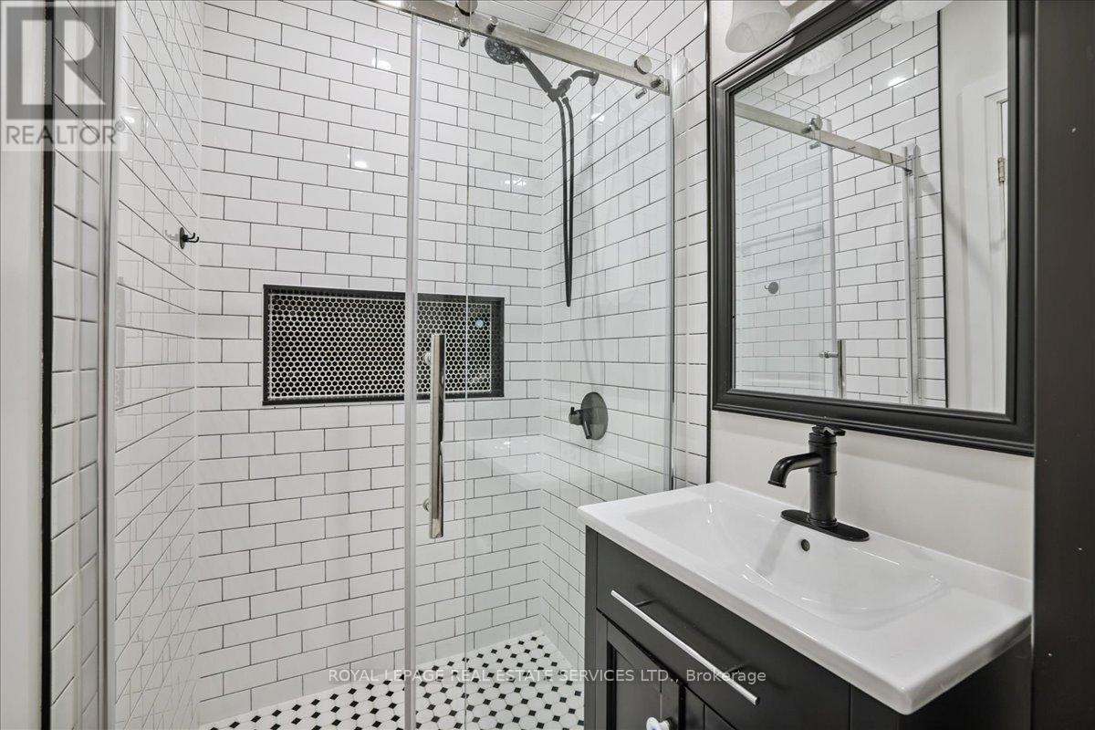 4 Rembe Avenue, Hamilton, ON - Indoor Photo Showing Bathroom