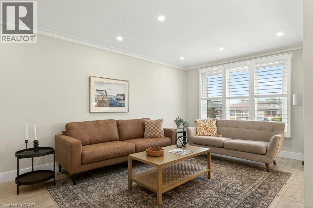 116 Highridge Avenue, Hamilton, ON - Indoor Photo Showing Living Room