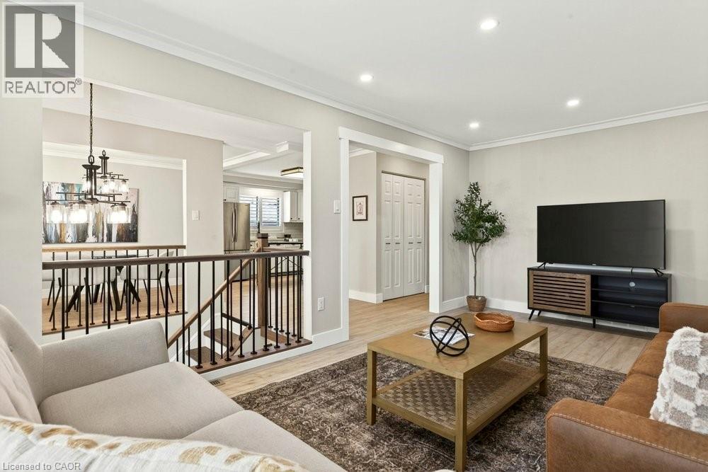 116 Highridge Avenue, Hamilton, ON - Indoor Photo Showing Living Room