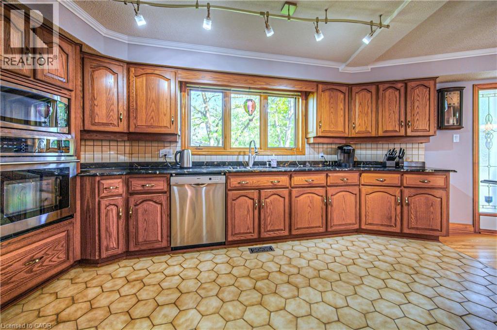 35 Robinson Road, Cambridge, ON - Indoor Photo Showing Kitchen With Double Sink