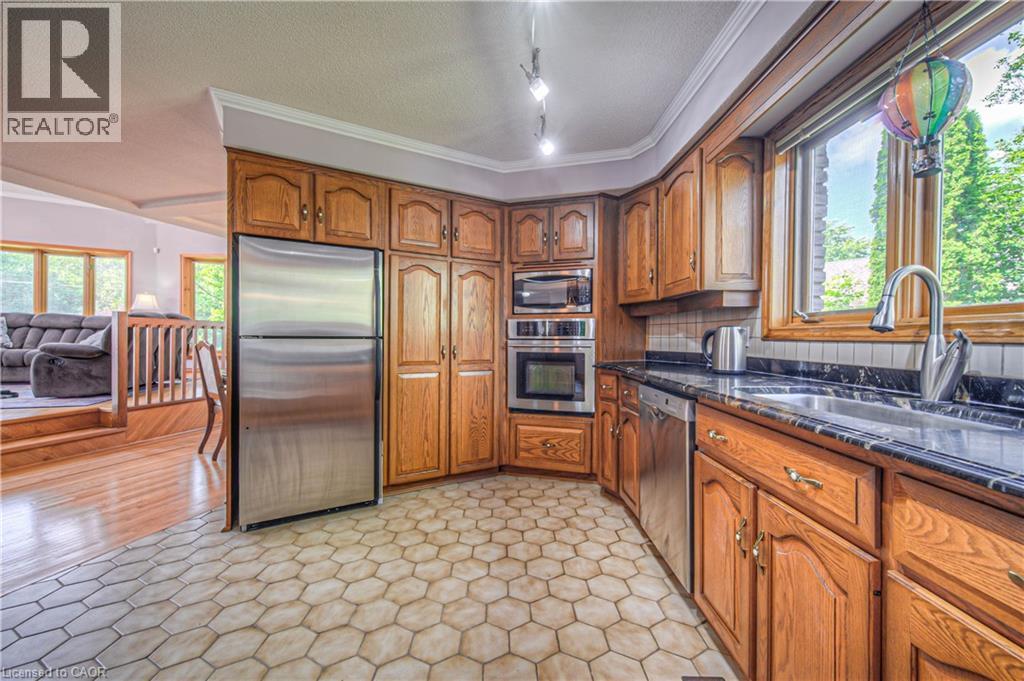 35 Robinson Road, Cambridge, ON - Indoor Photo Showing Kitchen