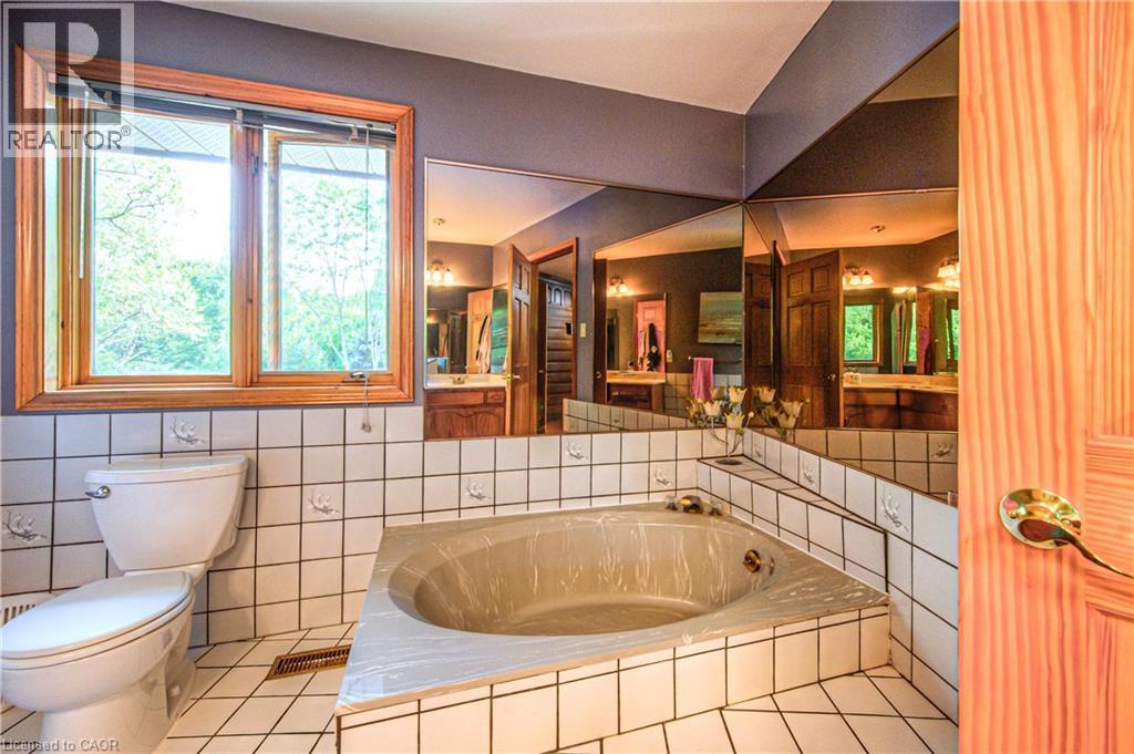 35 Robinson Road, Cambridge, ON - Indoor Photo Showing Bathroom
