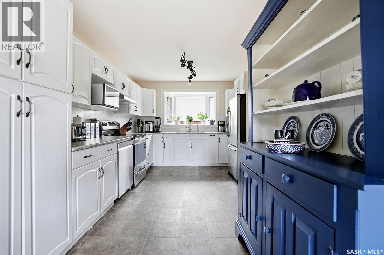 1456 Shannon Road, Regina, SK - Indoor Photo Showing Kitchen With Upgraded Kitchen