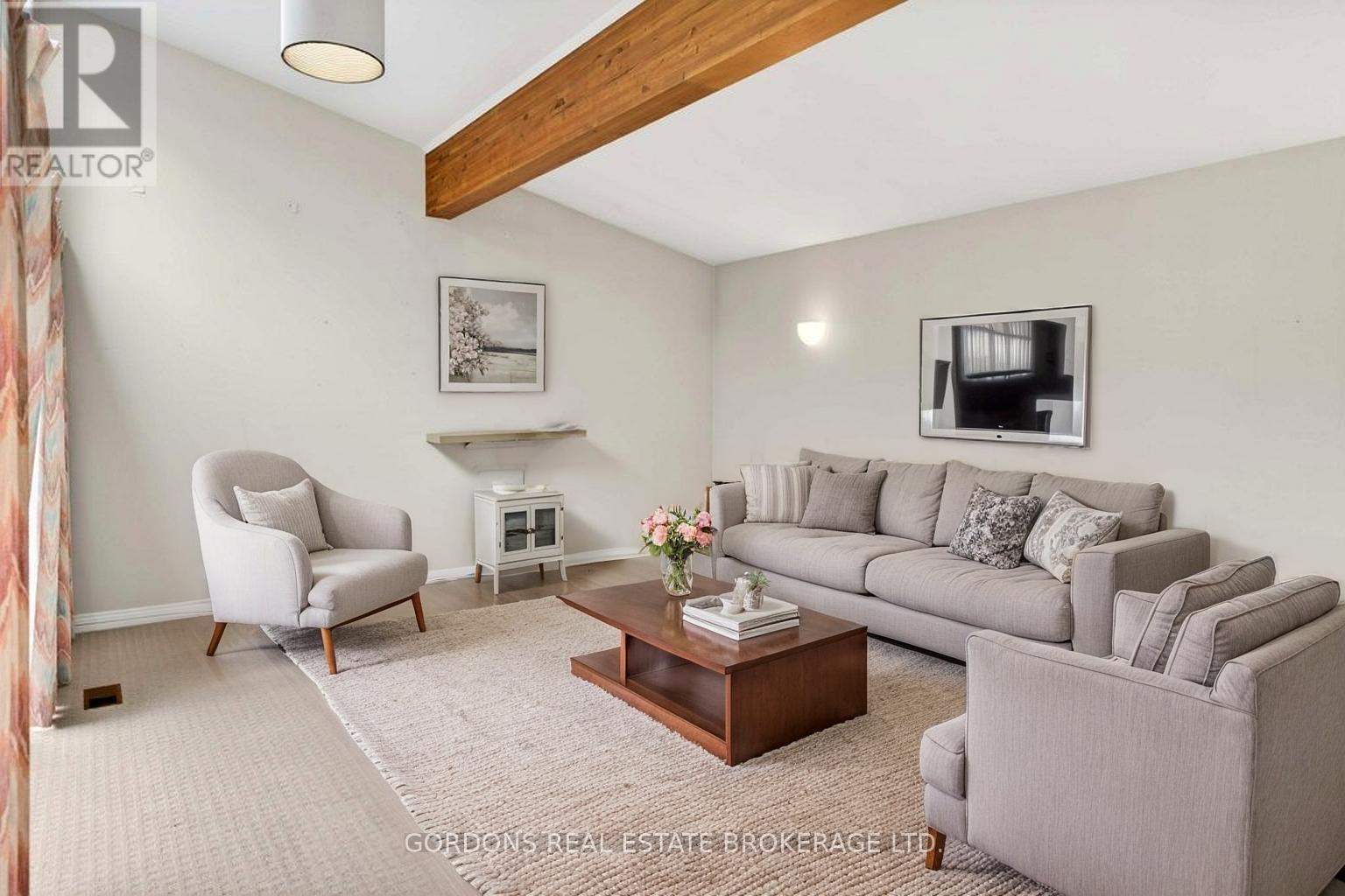 100 Frontenac Crescent, Deep River, ON - Indoor Photo Showing Living Room