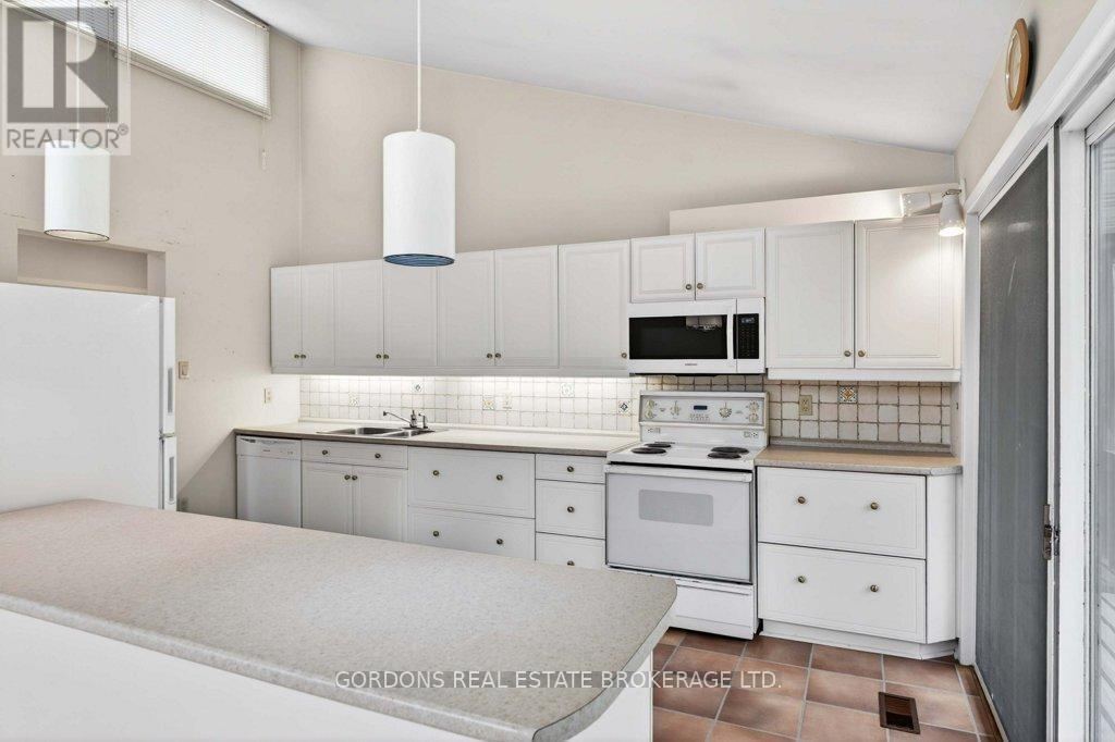 100 Frontenac Crescent, Deep River, ON - Indoor Photo Showing Kitchen