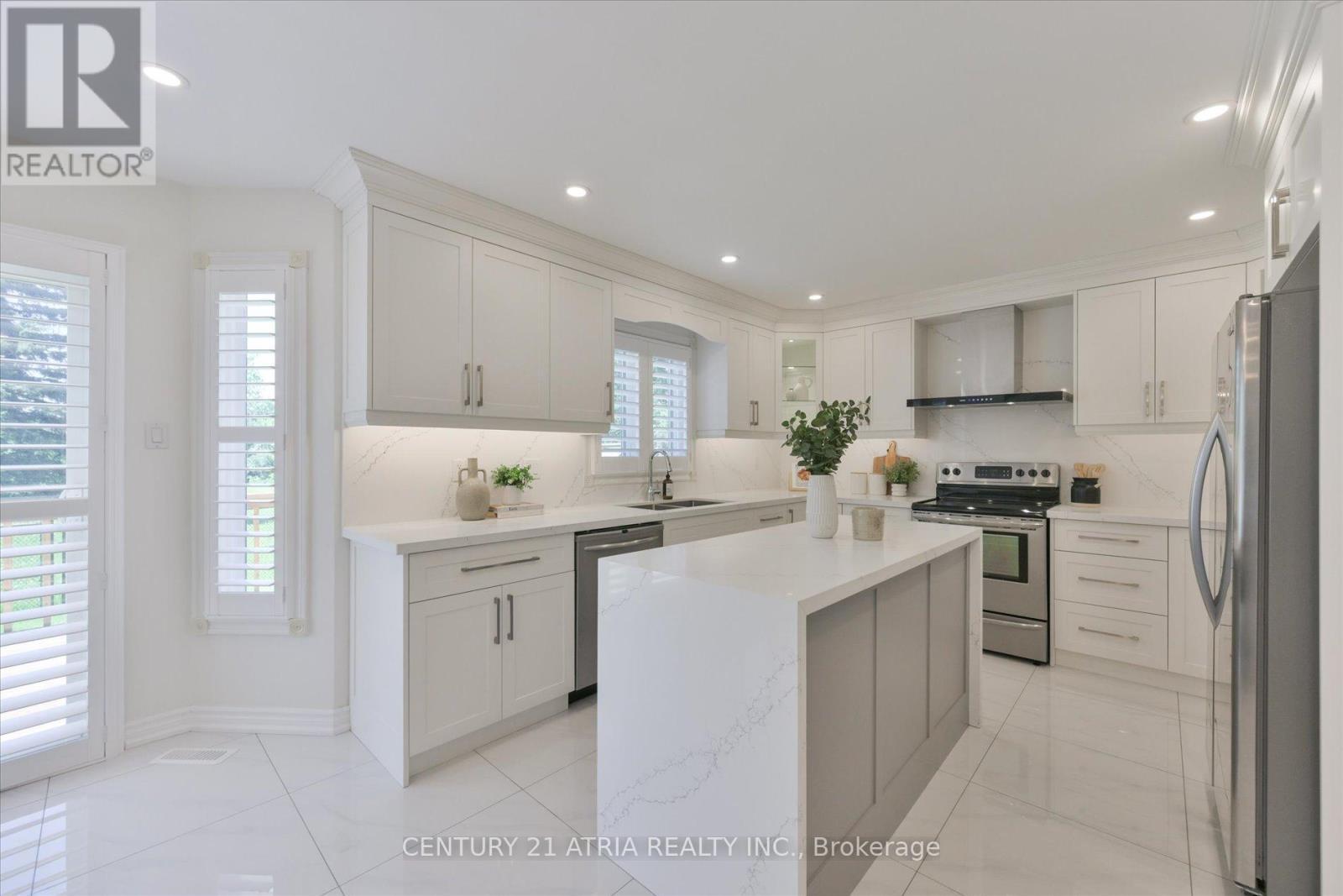 10 Morrison Crescent, Markham, ON - Indoor Photo Showing Kitchen With Upgraded Kitchen