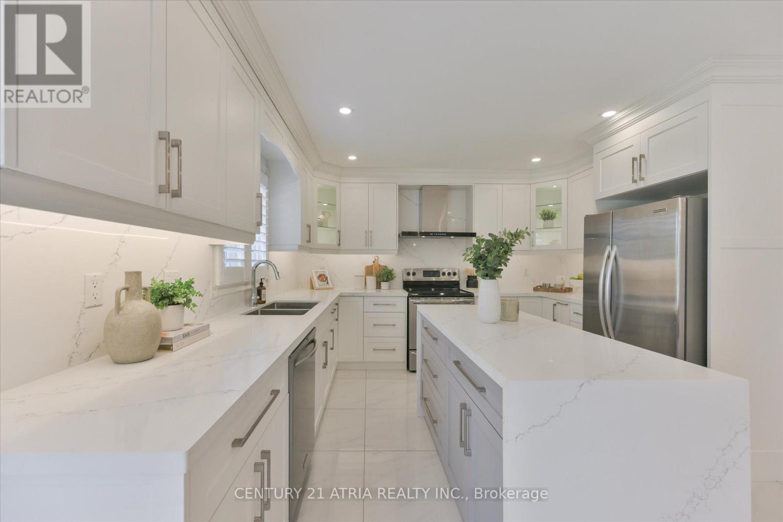 10 Morrison Crescent, Markham, ON - Indoor Photo Showing Kitchen With Double Sink With Upgraded Kitchen