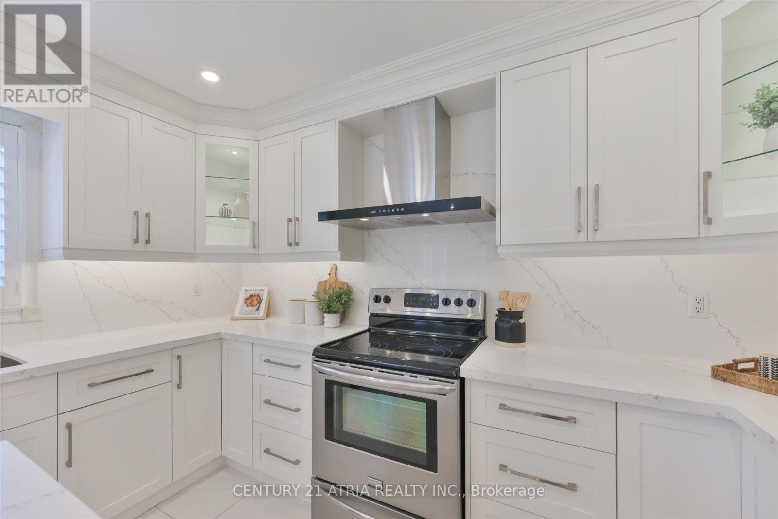 10 Morrison Crescent, Markham, ON - Indoor Photo Showing Kitchen With Upgraded Kitchen