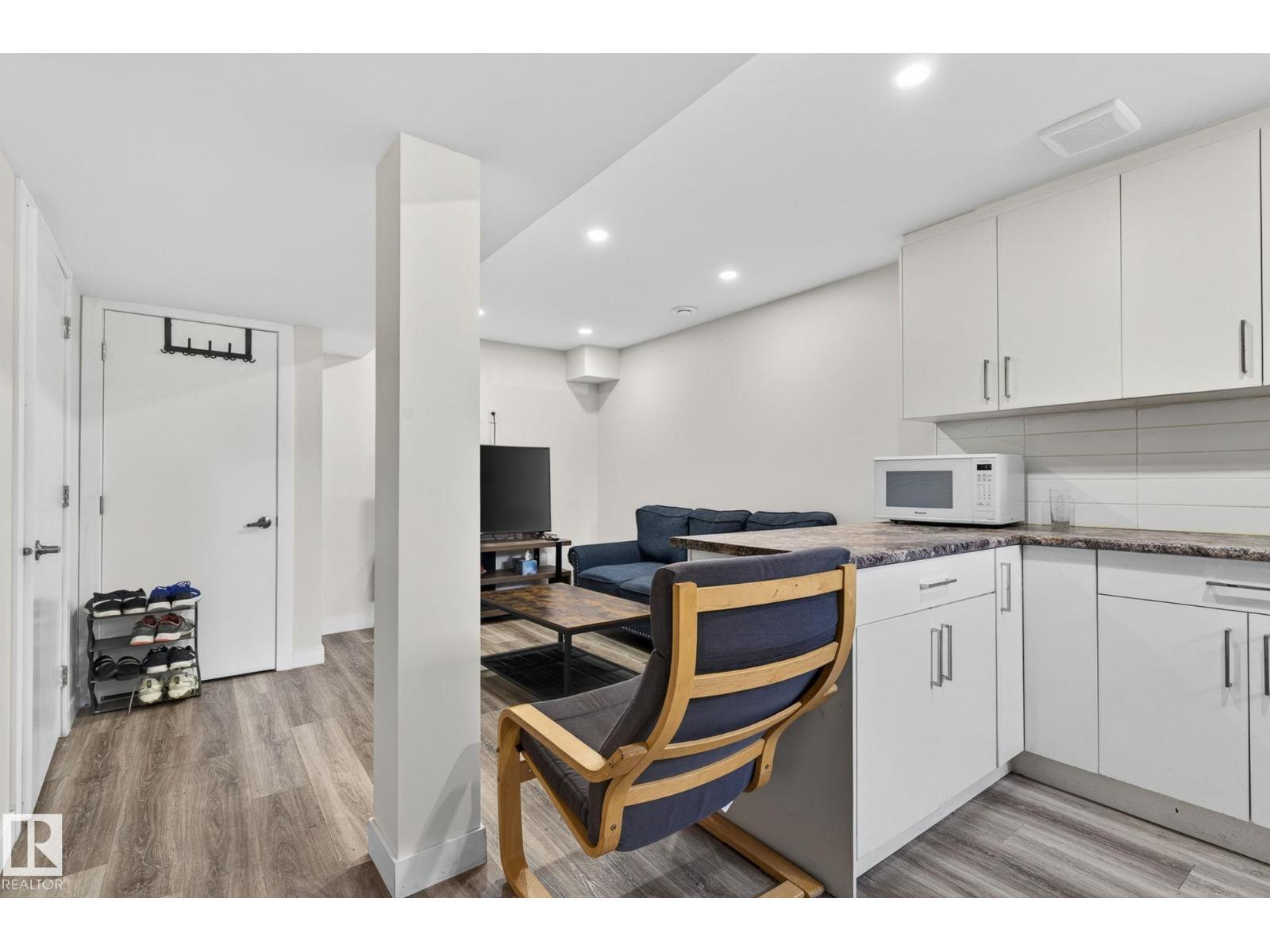 #53 7604 29 Av Nw, Edmonton, AB - Indoor Photo Showing Kitchen
