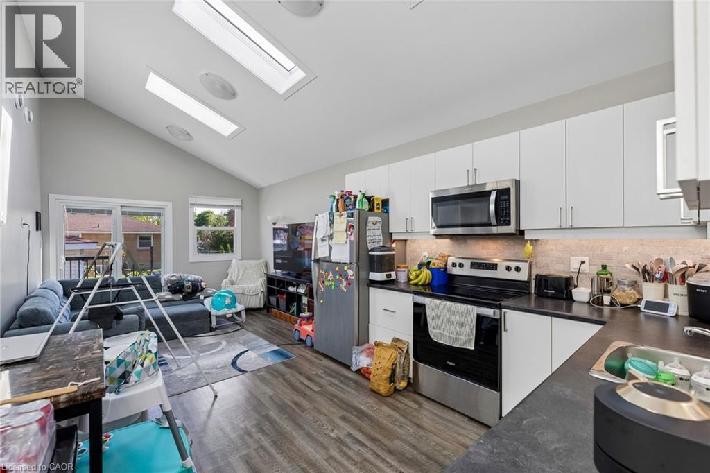 Unit B - Kitchen & Living Room - 158 Laurentian Drive N, London, ON - Indoor Photo Showing Kitchen