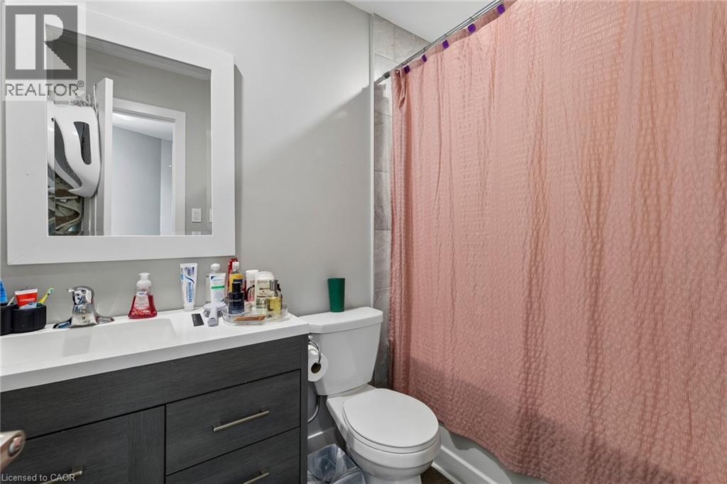 Unit B - 4 piece Bathroom - 158 Laurentian Drive N, London, ON - Indoor Photo Showing Bathroom