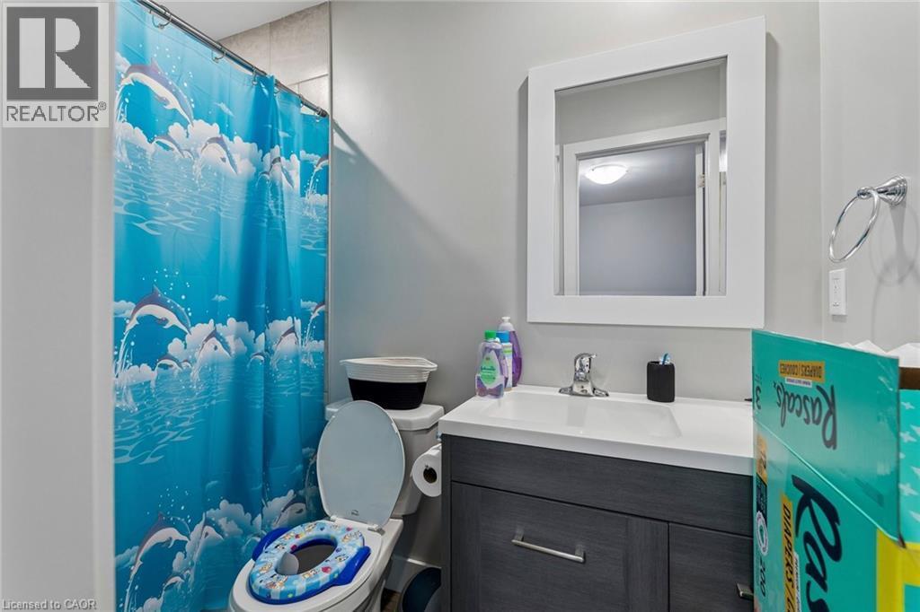 Unit B - 3 piece Bathroom - 158 Laurentian Drive N, London, ON - Indoor Photo Showing Bathroom
