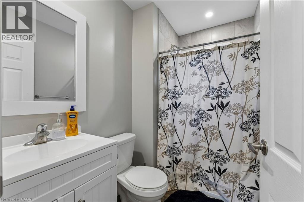 Unit A - 4 Piece Bathroom - 158 Laurentian Drive N, London, ON - Indoor Photo Showing Bathroom
