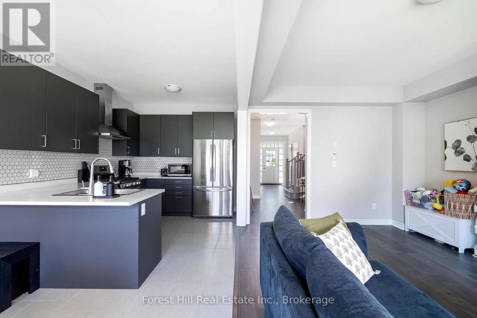 281 Springfield Crescent, Clearview (Stayner), ON - Indoor Photo Showing Kitchen With Upgraded Kitchen
