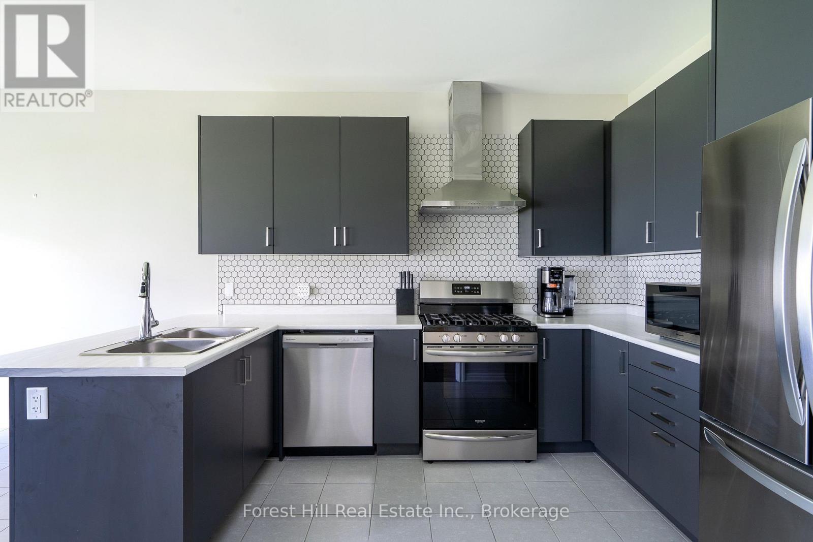 281 Springfield Crescent, Clearview (Stayner), ON - Indoor Photo Showing Kitchen With Double Sink With Upgraded Kitchen