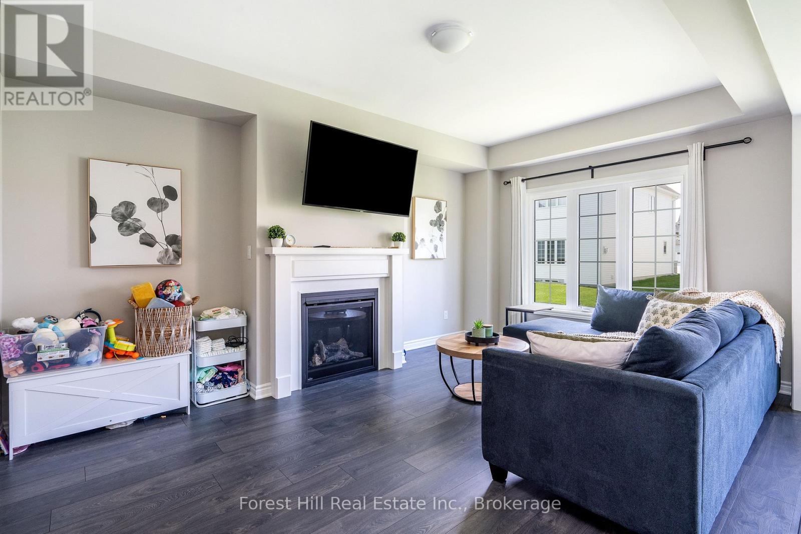 281 Springfield Crescent, Clearview (Stayner), ON - Indoor Photo Showing Living Room With Fireplace