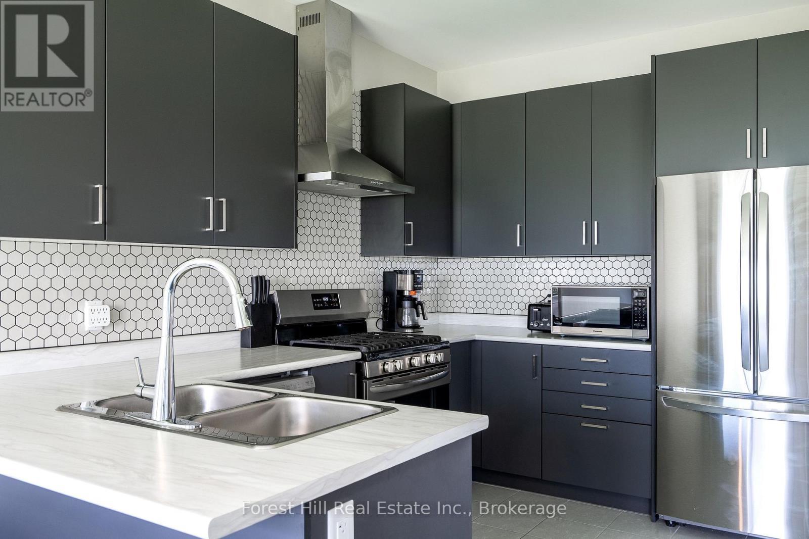 281 Springfield Crescent, Clearview (Stayner), ON - Indoor Photo Showing Kitchen With Double Sink With Upgraded Kitchen