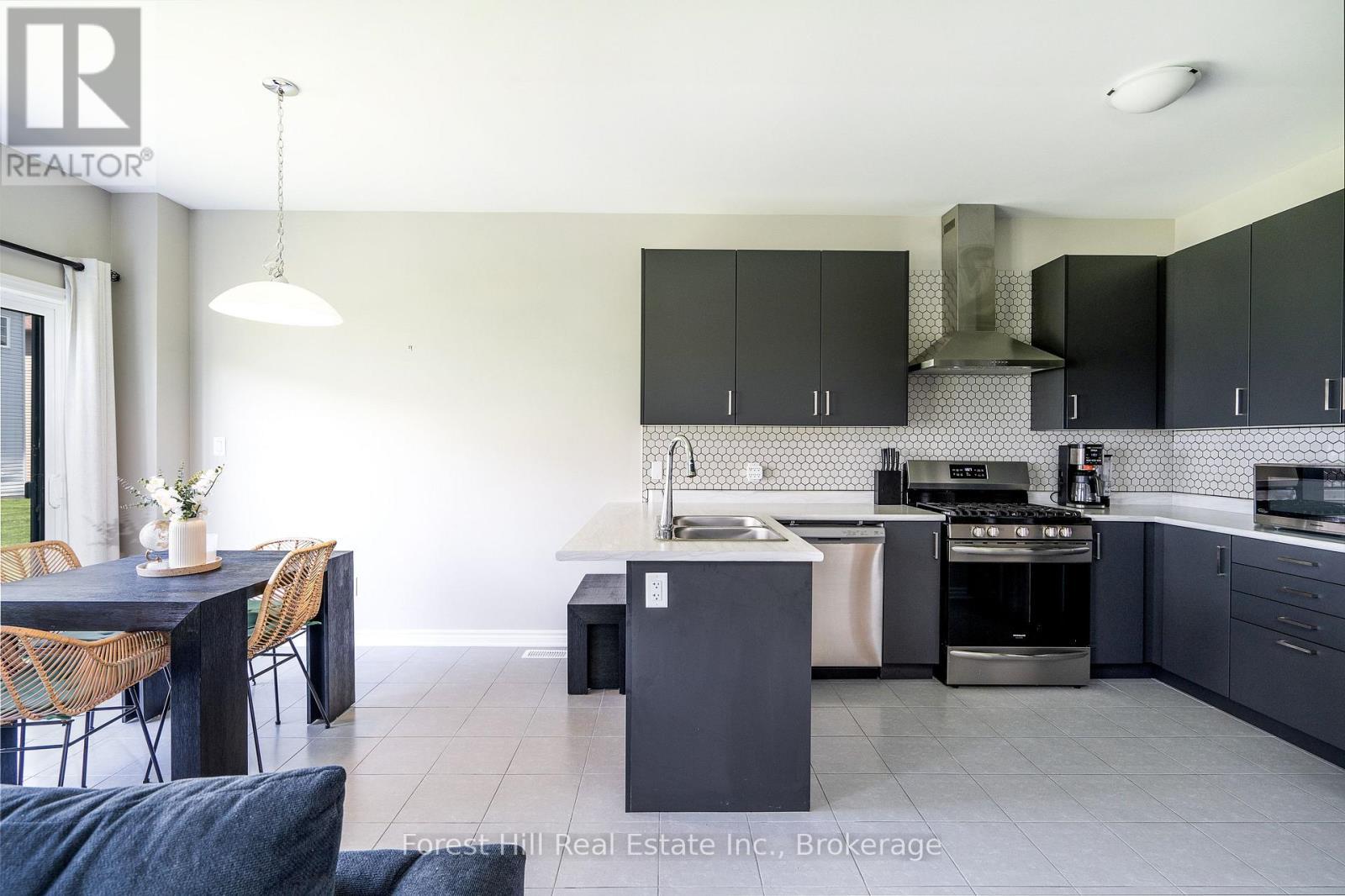 281 Springfield Crescent, Clearview (Stayner), ON - Indoor Photo Showing Kitchen With Double Sink