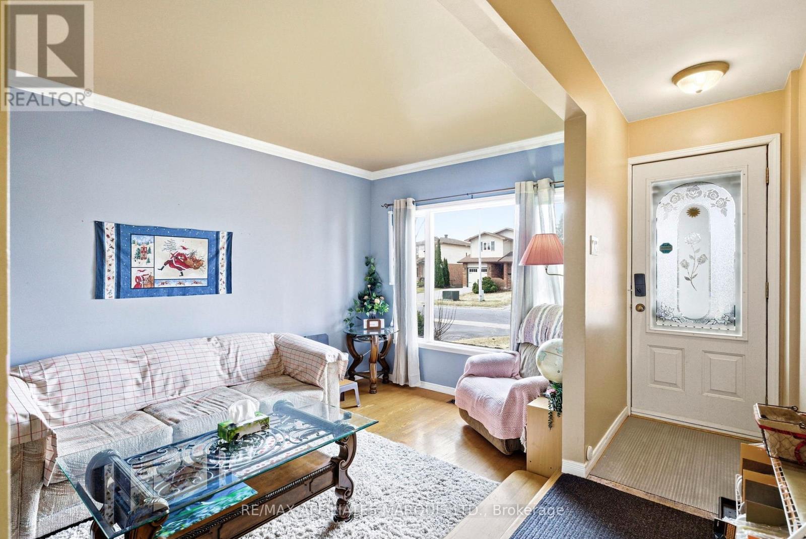 672 Champlain Drive, Cornwall, ON - Indoor Photo Showing Living Room