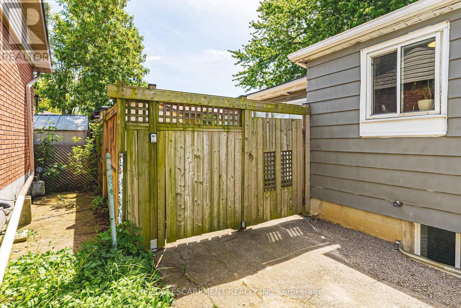 546 Mohawk Road E, Hamilton, ON - Outdoor With Exterior