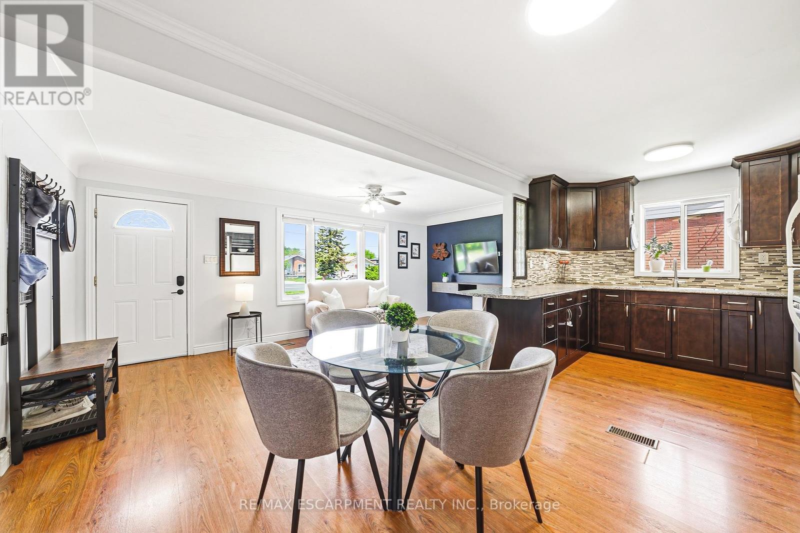 546 Mohawk Road E, Hamilton, ON - Indoor Photo Showing Dining Room