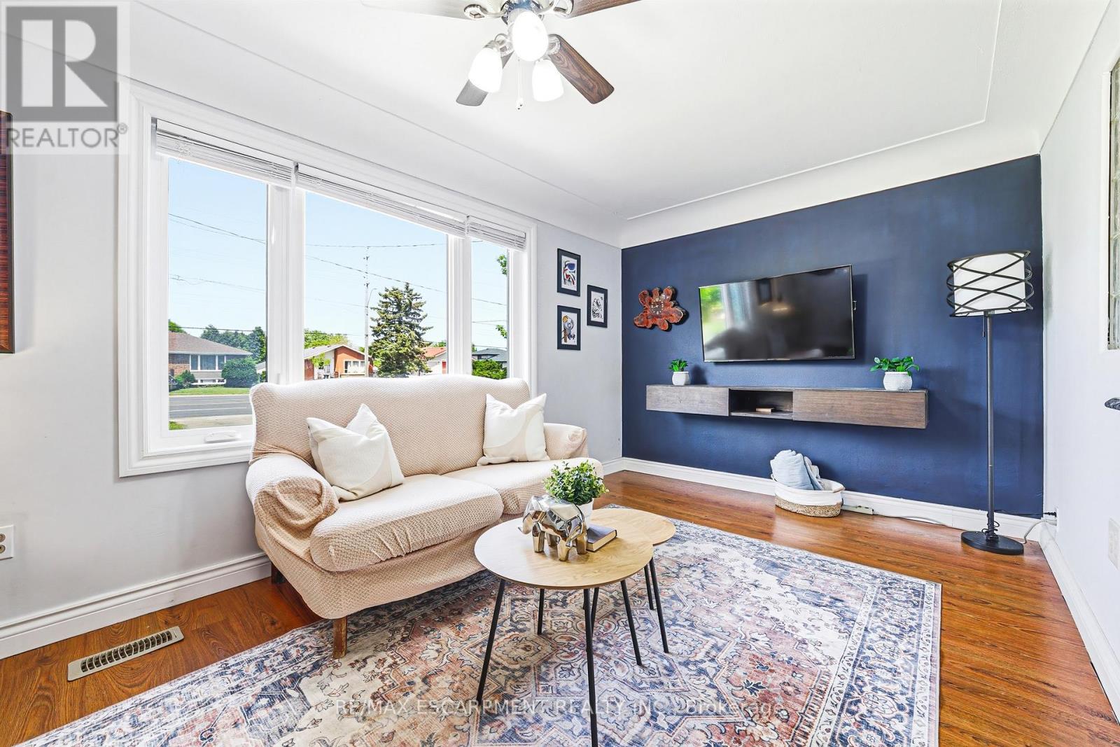 546 Mohawk Road E, Hamilton, ON - Indoor Photo Showing Living Room